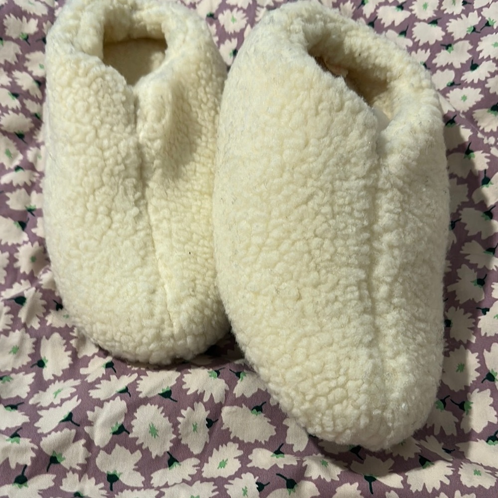 NWOT VS PINK Plush Slippers Cozy Slip-On Size L